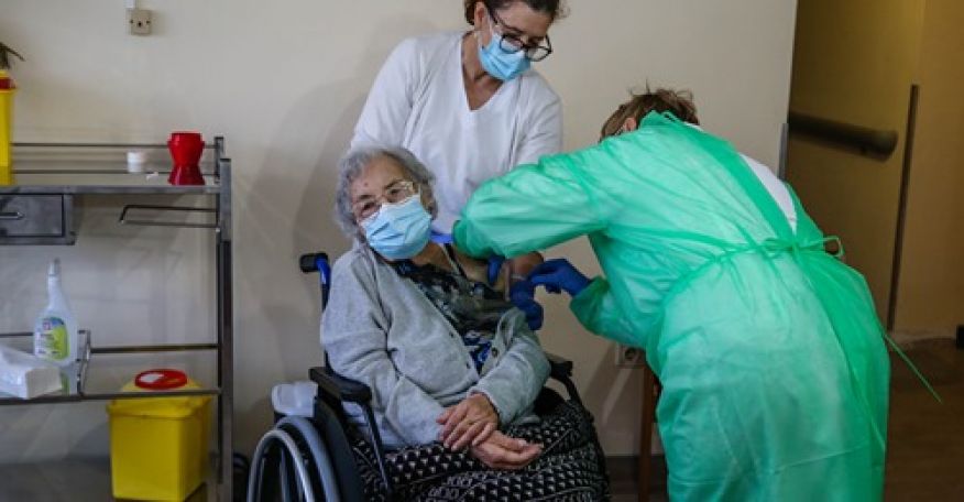 Vacina traz “alívio” a primeiro lar a recebê-la na Terceira Os utentes e funcionários do Centro Social de Idosos de São Francisco Xavier, na freguesia do Raminho, foram os primeiros a receber hoje na ilha Terceira, nos Açores, a vacina contra a covid-19, 